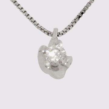 White gold pendant with diamond