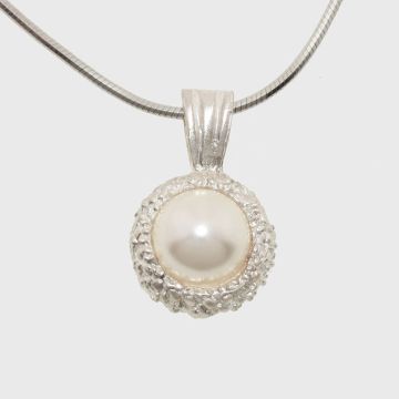 Silver pendant with pearl stone
